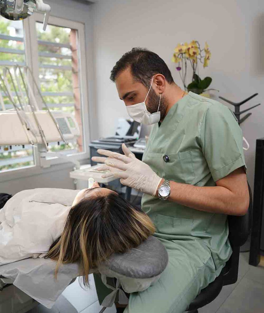 تصویری از دکتر باورساد در حال درمان و مشاوره یک بیمار