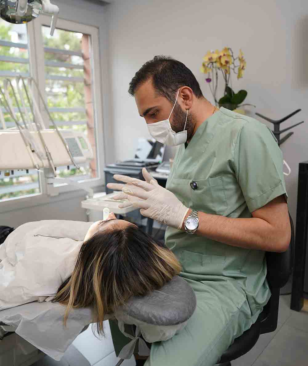 تصویری از دکتر باورساد در حال درمان و مشاوره یک بیمار