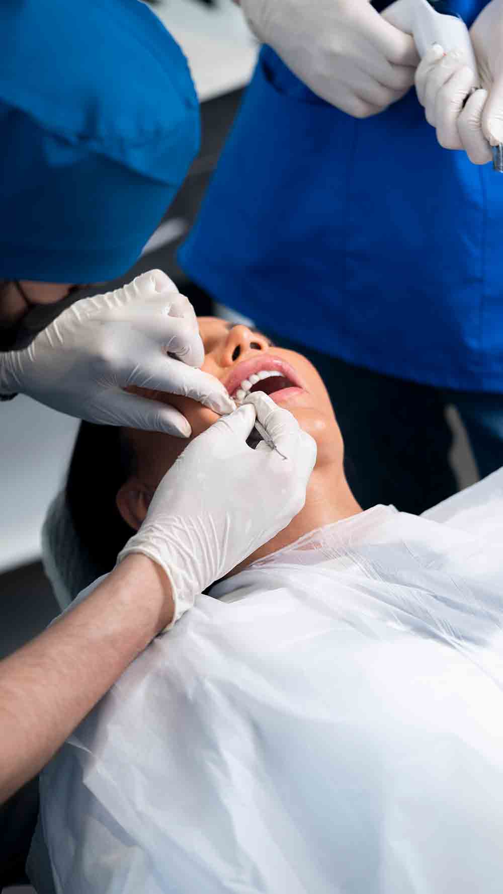 تصویری از فردی در حال معاینه شدن دندان های خود در کلینیک سامین