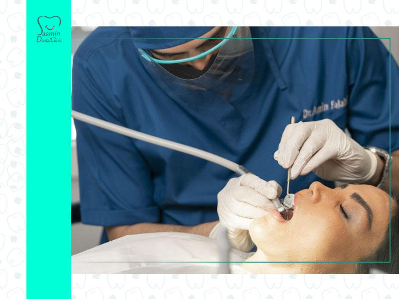 تصویری از دکتر در کلینیک دندان پزشکی سامین در حال ایمپلنت کردن
