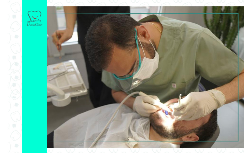تصویری از دکتر امین فلاح در حال جراحی دندان بیمار مرد در کلینیک دندان پزشکی سامین