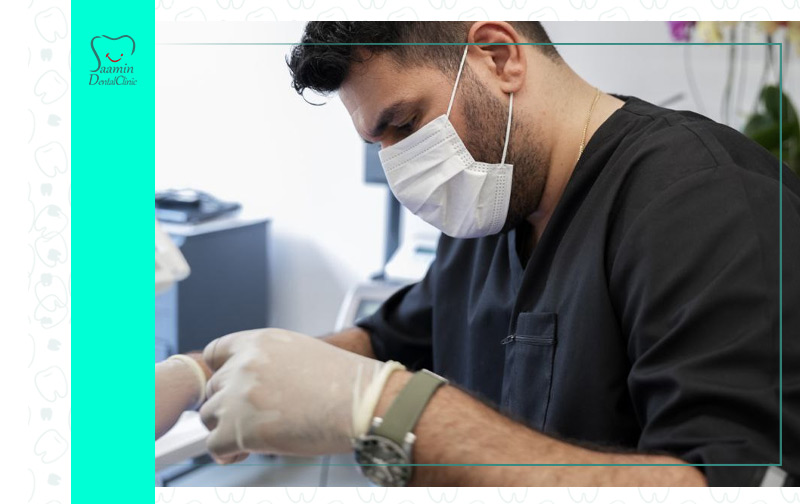 تصویری از دکتر ساسان باورساد در حال جراحی دندان در کلینیک دندان پزشکی سامین